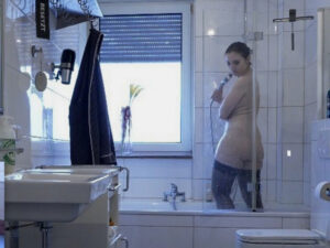 Alina Lamour Porno Video: DER VOYEUR - NACKTE HAUT ODER NASSES NYLON WORAUF SPRITZT DU???