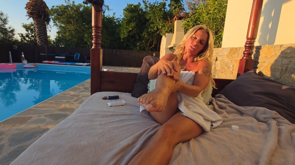 Candy Samira Porno Video: Footjob vor dem Pool