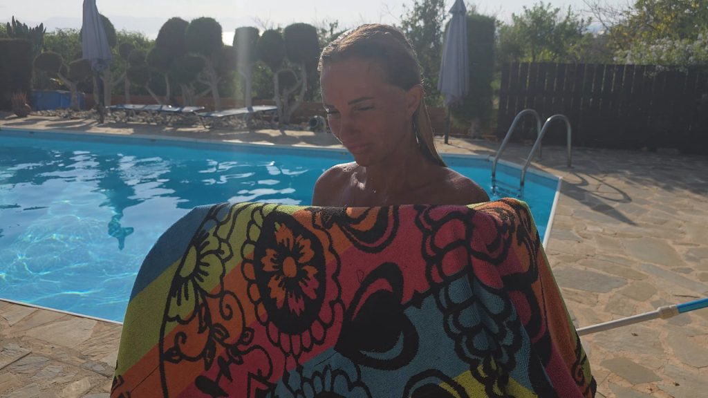 Candy Samira Porno Video: Nachbarsfick! Outdoor Dusche endet unterm Pavillon!