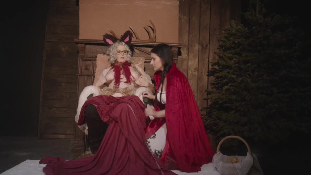 CruelAlice Porno Video: Rotkäppchen Teil 3 Großmutters harter Schwanz