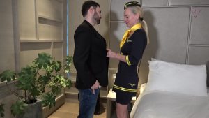 Dirty Tina Porno Video: Flugbegleiterinnen ficken gut!
