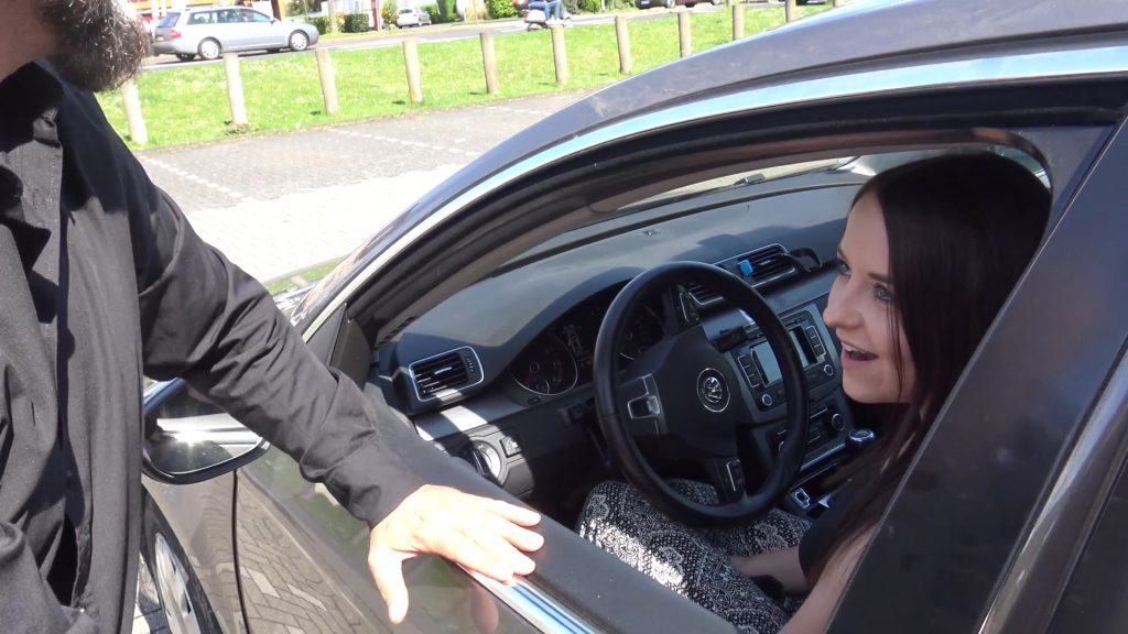 EmmaSecret Porno Video: Parkplatz-Sünde endet in harter Public-Fick-Session! Fast erwischt von Passanten!
