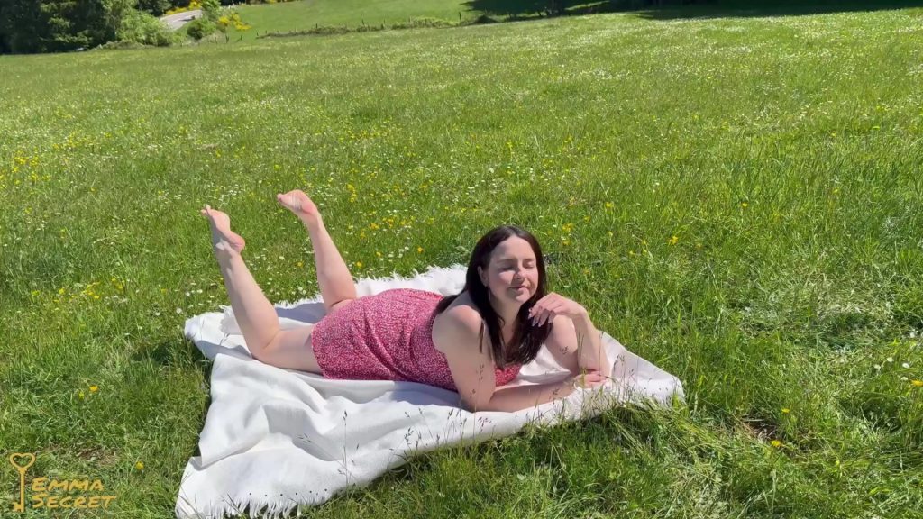 EmmaSecret Porno Video: Vom Bauern erwischt und direkt auf dem Feld durchgefickt!