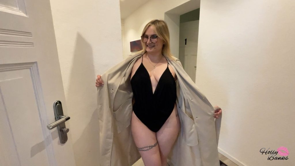 Holly Banks Porno Video: Hotelschlampe Holly on Tour.