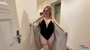 Holly Banks Porno Video: Hotelschlampe Holly on Tour.