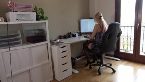 Kiki Vega Porno Video: Notgeile Chefin von Kollegensau hart zerfickt!