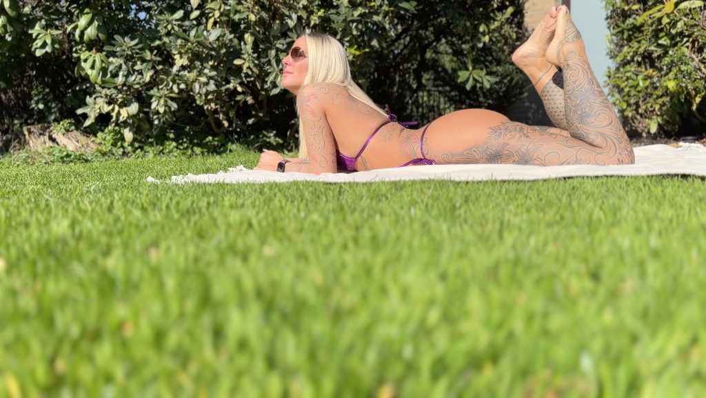 Lara CumKitten Porno Video: Frühlings Geilheit - HENGST PRÜGEL fickt mich zum Orgasmus