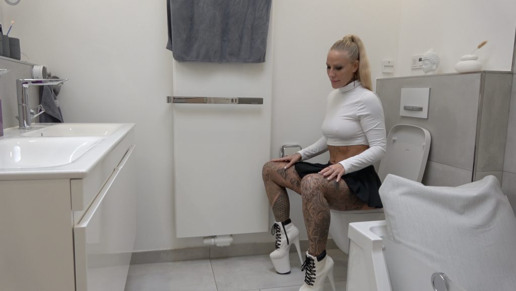 Lara CumKitten Porno Video: Hoch das Röckchen Rein das Stöckchen - Extrem SELBST GEFICKT
