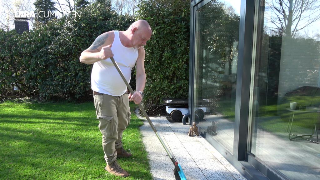Lara CumKitten Porno Video: Leck meine Fotze beim FACESITTING - Gartenarbeit mit NATURSEKT Erfrischung