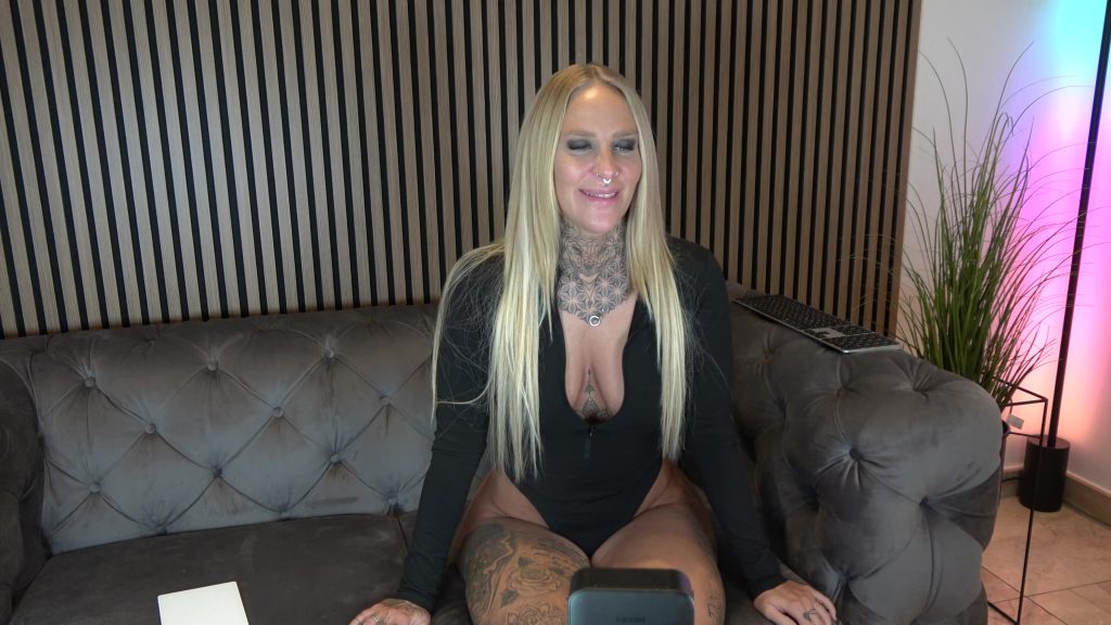 Lara CumKitten Porno Video: Splitternackte BLOWJOB und LÖCHER STOPF Action - Webcam Show