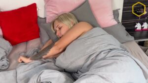 LenaNitro Porno Video: Feuchte Träume - Ich besorgs mir heftig!