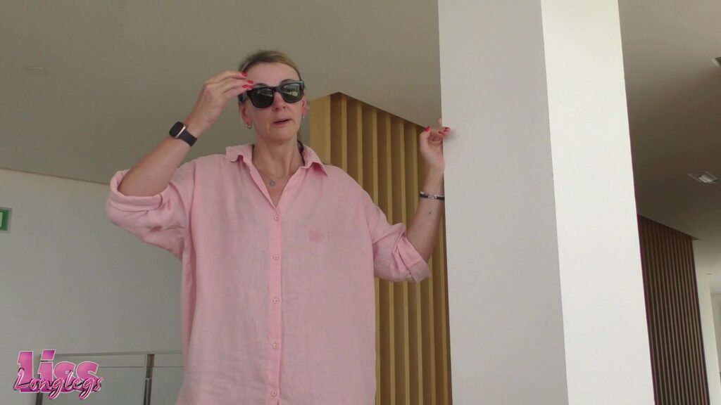 LissLonglegs Porno Video: Hotelgast besamt meine Fotze