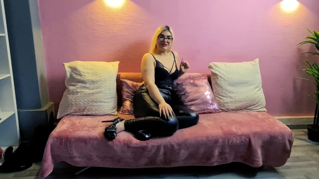 MariellaSun Porno Video: 3-Loch Stopfung und Dirty Talk!