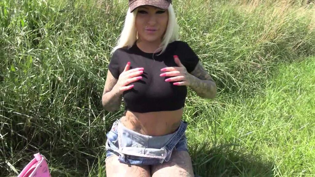 MilaElaine Porno Video: BITCH-Modus am Badesee!