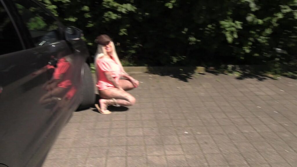 MilaElaine Porno Video: Dreiste Pissfontäne am Parkplatz!