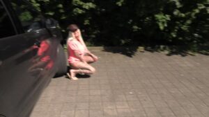 MilaElaine Porno Video: Dreiste Pissfontäne am Parkplatz!