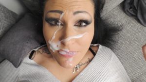 Mira Grey Porno Video: Ups - Einfach schön ins Gesicht !