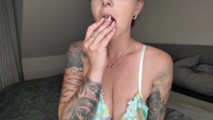 Nina Devil Porno Video: Abkühlung für meine geile Pussy
