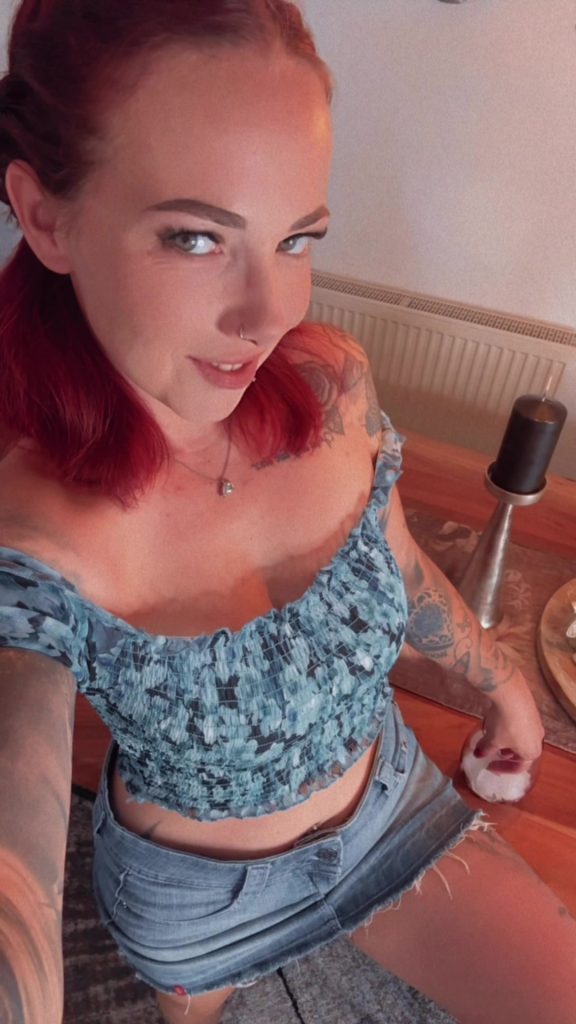 Nina Devil Porno Video: Abkühlung gefällig?