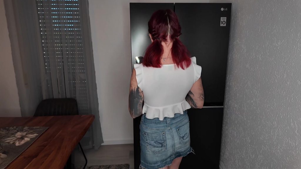 Nina Devil Porno Video: Abkühlung gefällig?