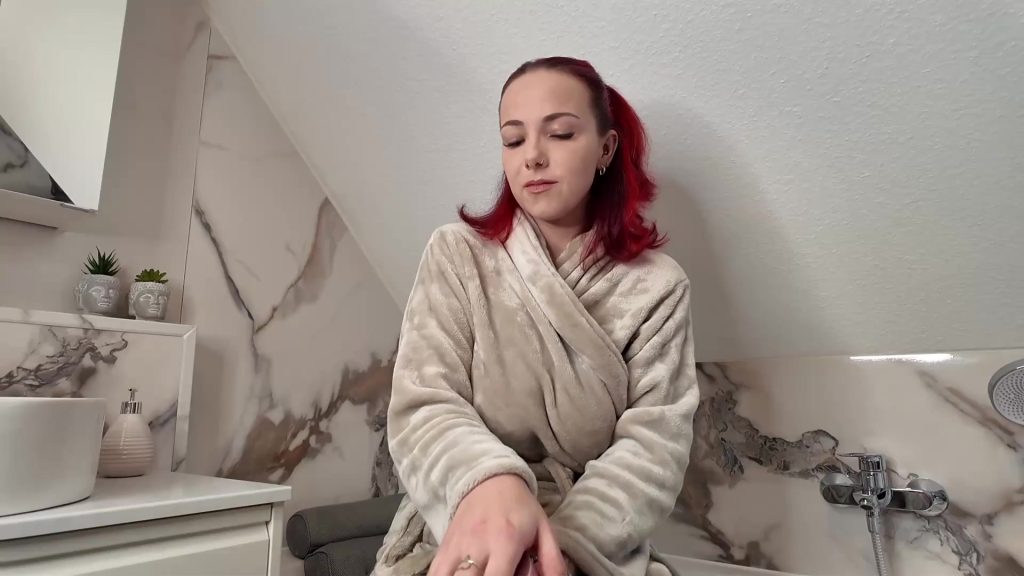 Nina Devil Porno Video: Extra viel Creme für meine nasse Pussy !