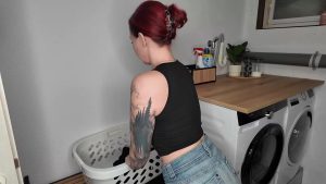 Nina Devil Porno Video: Haushalt kann richtig geil werden