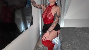 Nina Devil Porno Video: Roter Lack Body und sexy Overknees