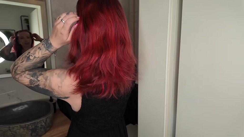 Nina Devil Porno Video: Vor dem Date meine Pussy gefingert !