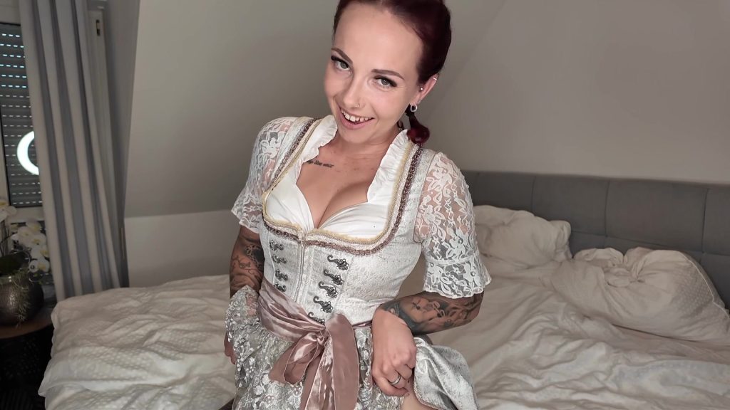 Nina Devil Porno Video: Vor dem Volksfest nochmal geil die Pussy gefingert !