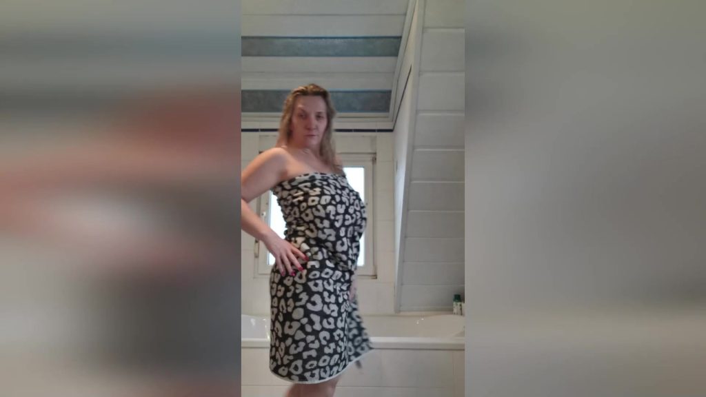 SandyBigBoobs Porno Video: Hautnah dabei   Meine intime Beautystunde  Cremes Haaröl und Bürste in Action