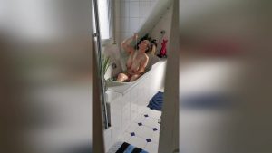 SandyBigBoobs Porno Video: Oster Bad Deluxe  Vom Spanner in der Wanne überrascht