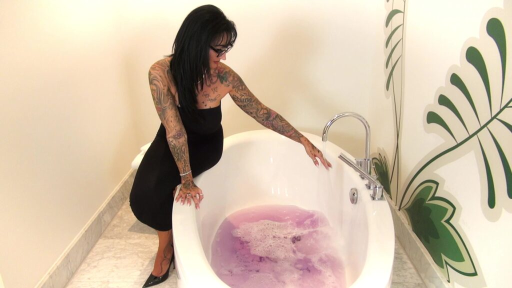 Sari Sander Porno Video: Sari träumt vom saftigen Sklavenarsch