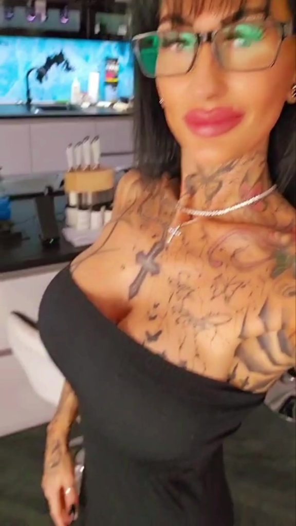 Sari Sander Porno Video: nackte Tatsachen