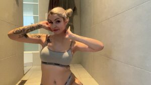 Sina Valentini Porno Video: SPRITZ AUF MICH! ÖL UND DIRTY-TALK AM FETISCH-FREITAG