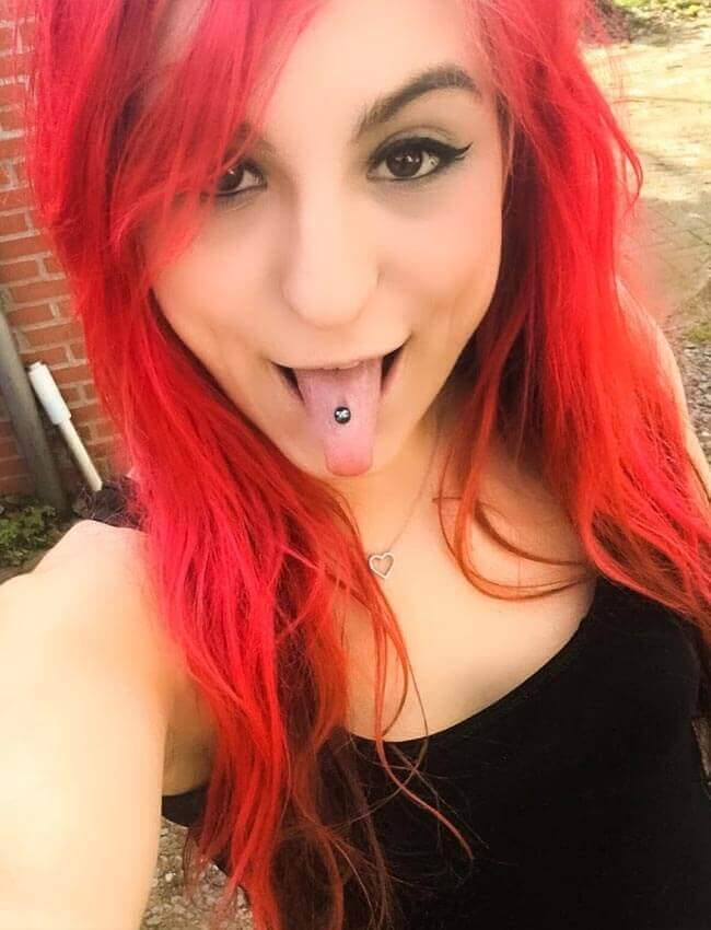 JennyStyle zeigt ihre gepiercte Zunge
