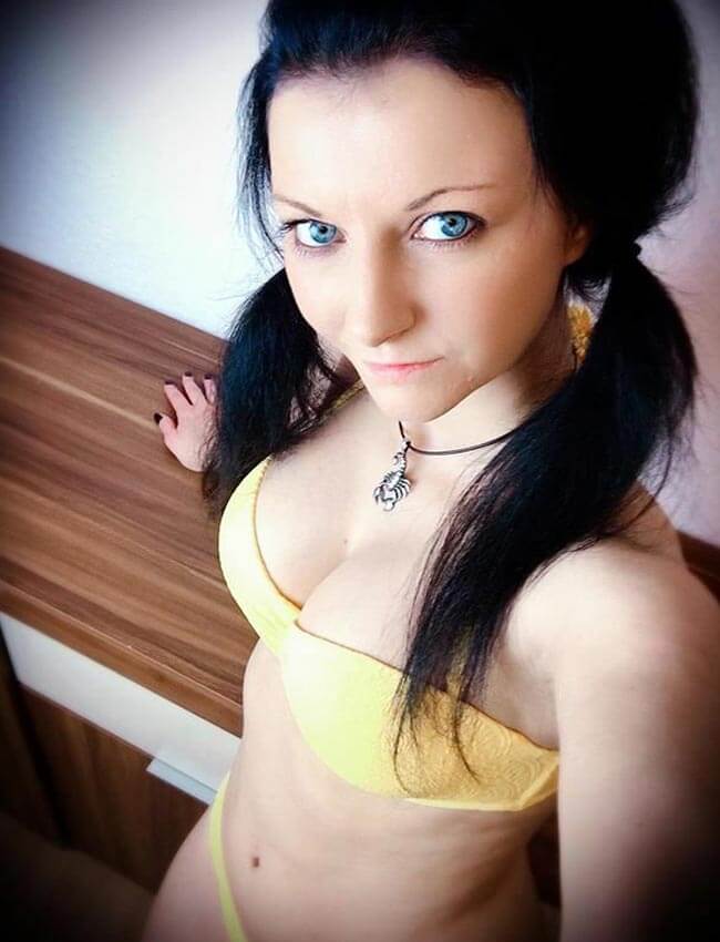 Laila Banx mit sexy gelber Unterwäsche und Zöpfen