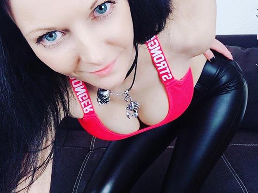 Laila Banx Selfie mit sexy schwarzer Wetlook-Leggings