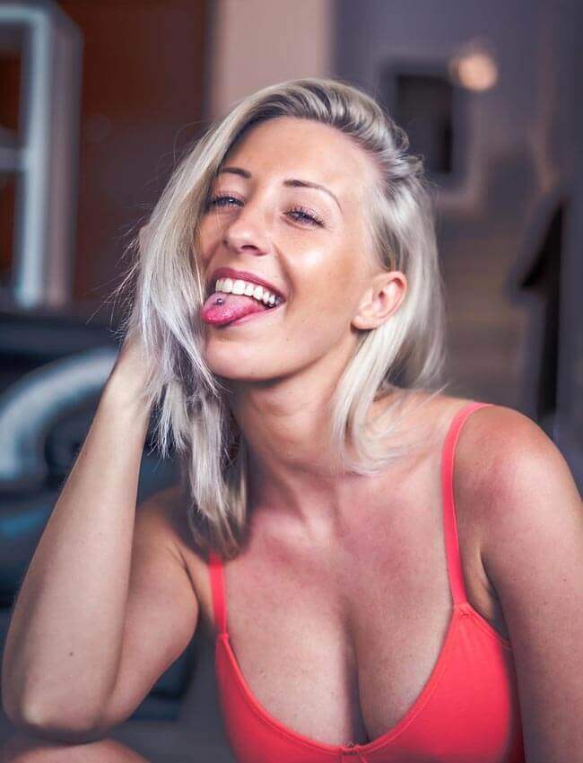 Leonie Pur zeigt ihre gepiercte Zunge
