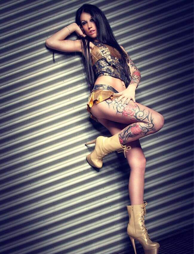 Meli Deluxe sexy Foto-Shooting mit Mini-Rock und High-Heels