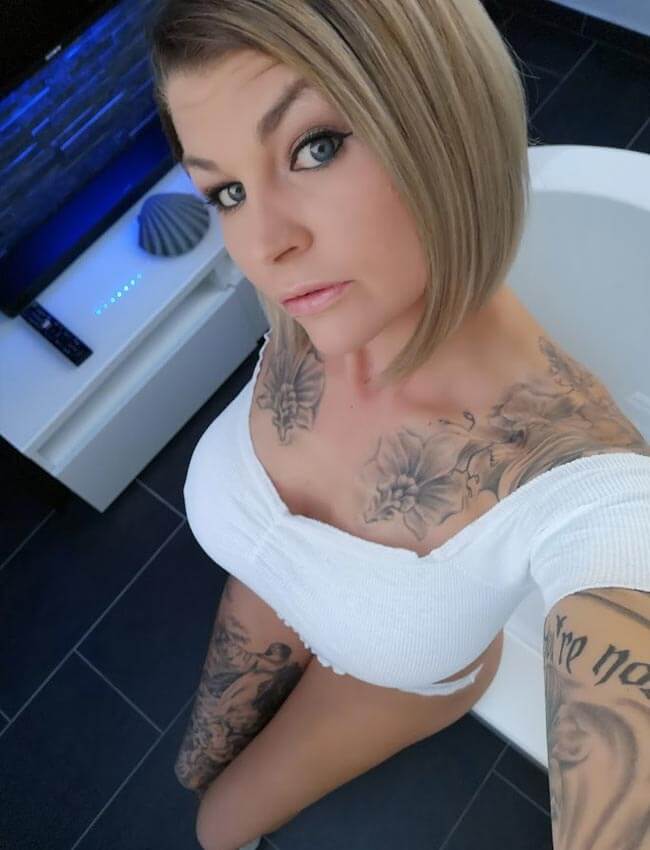 Merry4Fun Selfie mit weißem Top im Badezimmer