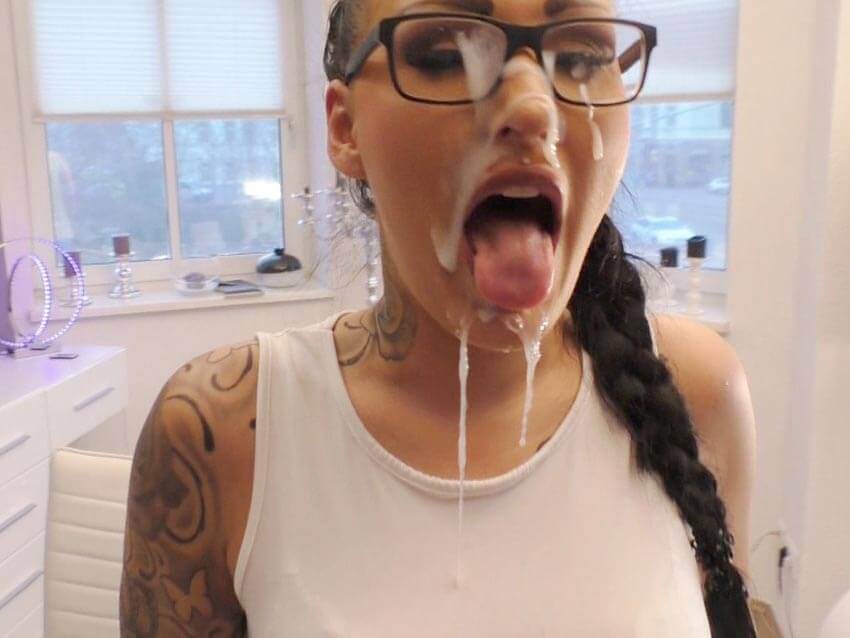 Mira Grey mit Sperma im Gesicht und Mund