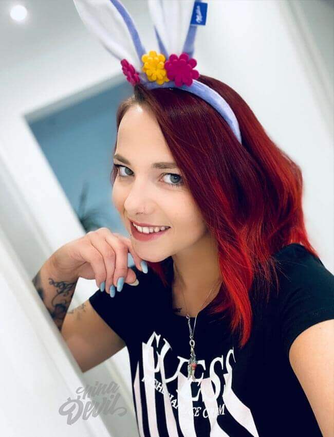 Nina Devil Selfie mit Hasen-Ohren