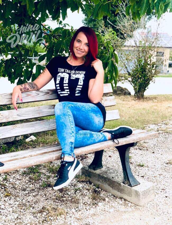 Nina Devil Outdoor mit Jeans und Sneakern