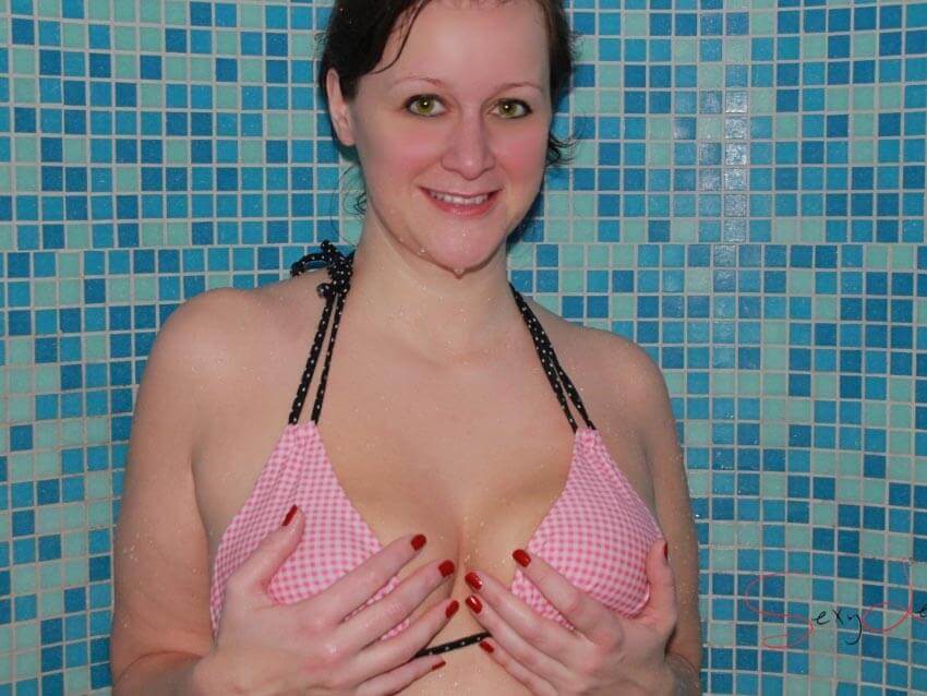 Sexy Leni nass unter der Dusche